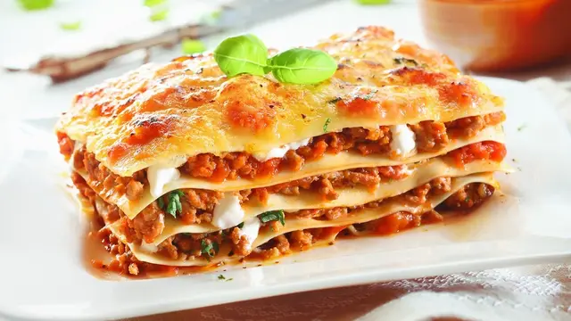 lasagna - makanan khas italia